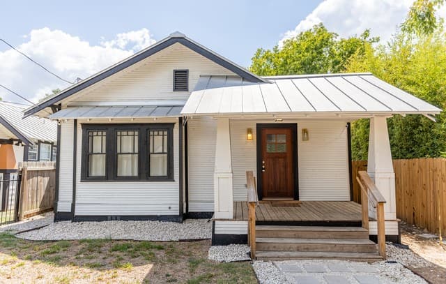 rental at 1010  Burnet St in San Antonio, TX — photo 1