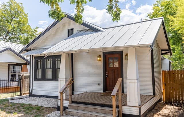 rental at 1010  Burnet St in San Antonio, TX — photo 2