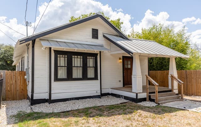 rental at 1010  Burnet St in San Antonio, TX — photo 3