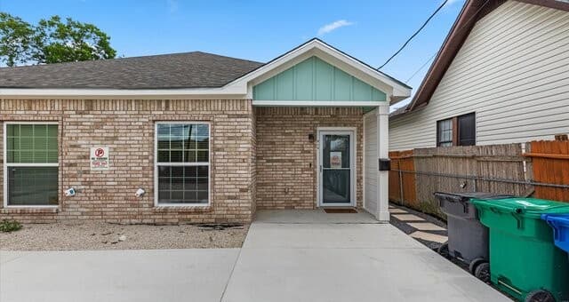 rental at 906  Gulf Unit 102 in San Antonio, TX — photo 2