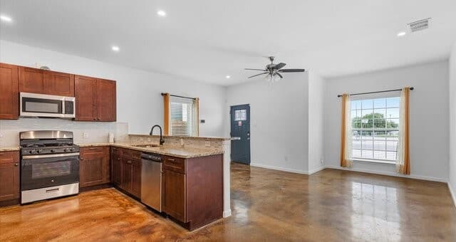 rental at 906  Gulf Unit 102 in San Antonio, TX — photo 4