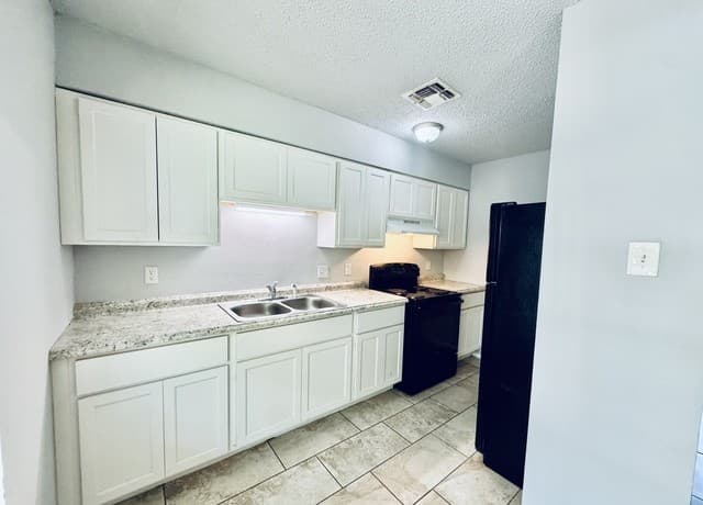rental at 1417 W Olmos Dr in San Antonio, TX — photo 3