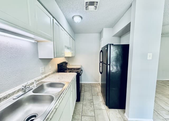 rental at 1417 W Olmos Dr in San Antonio, TX — photo 4
