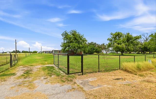 rental at 16345  Fm 463 in Lytle, TX — photo 4