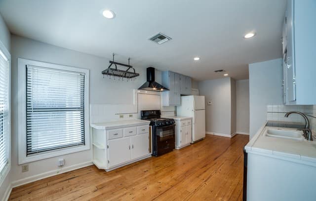 rental at 244  Halcyon Pl in Alamo Heights, TX — photo 3