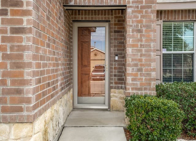 rental at 8922  Oakwood Park in San Antonio, TX — photo 2