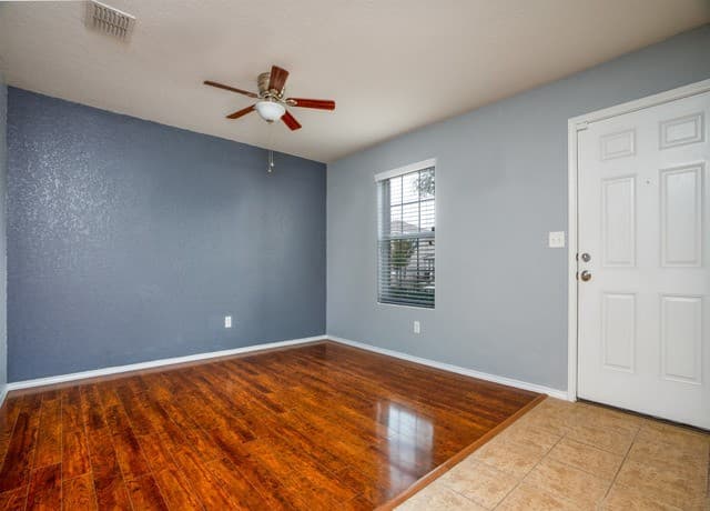 rental at 8922  Oakwood Park in San Antonio, TX — photo 3