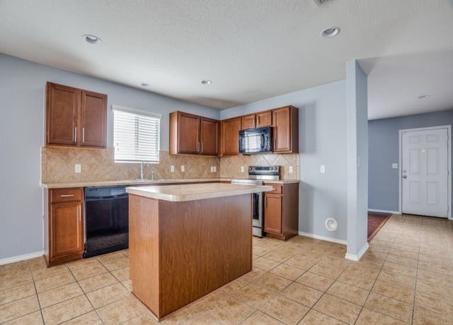 rental at 8922  Oakwood Park in San Antonio, TX — photo 4