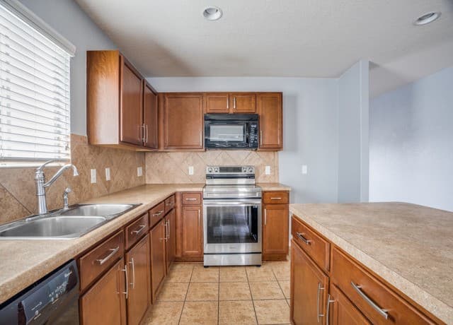 rental at 8922  Oakwood Park in San Antonio, TX — photo 5