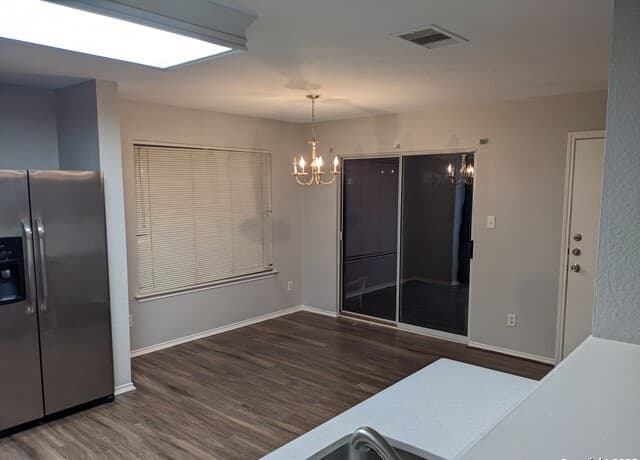 rental at 15  Bedford Bay in San Antonio, TX — photo 2