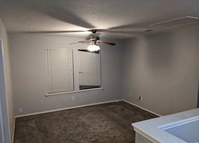 rental at 15  Bedford Bay in San Antonio, TX — photo 4