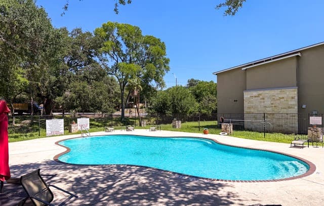 rental at 401  Thetford in San Antonio, TX — photo 2