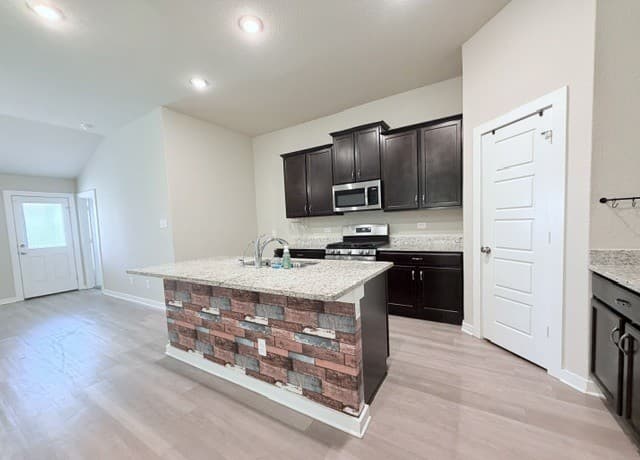 rental at 10739  Rosalina Loop in Converse, TX — photo 2