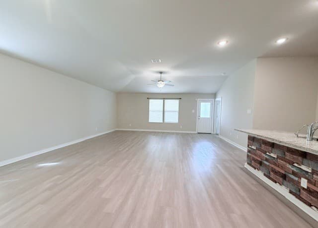 rental at 10739  Rosalina Loop in Converse, TX — photo 4