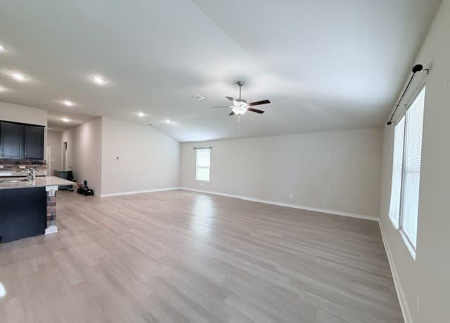 rental at 10739  Rosalina Loop in Converse, TX — photo 5