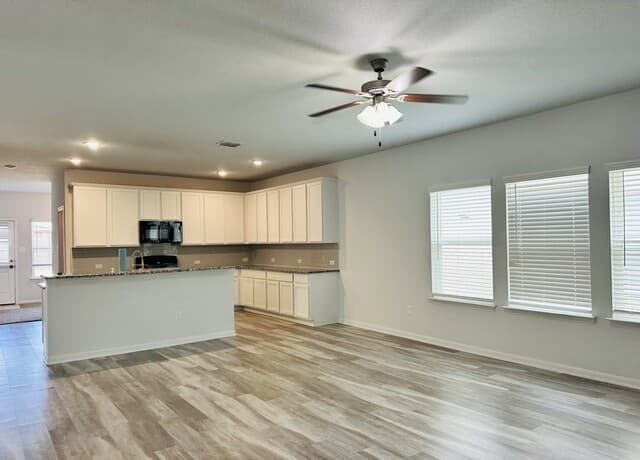 rental at 8907  Ladbroke Grv in Converse, TX — photo 4