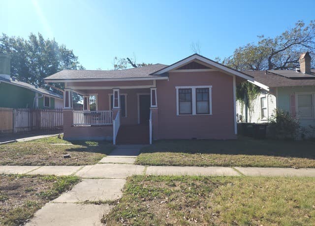 rental at 1138 W Magnolia Ave in San Antonio, TX — photo 1