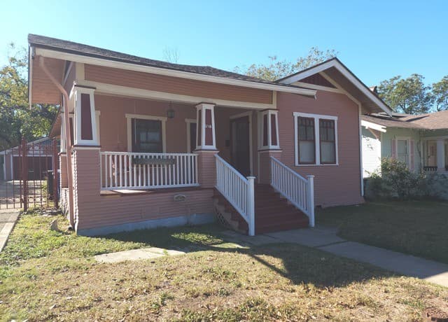 rental at 1138 W Magnolia Ave in San Antonio, TX — photo 2