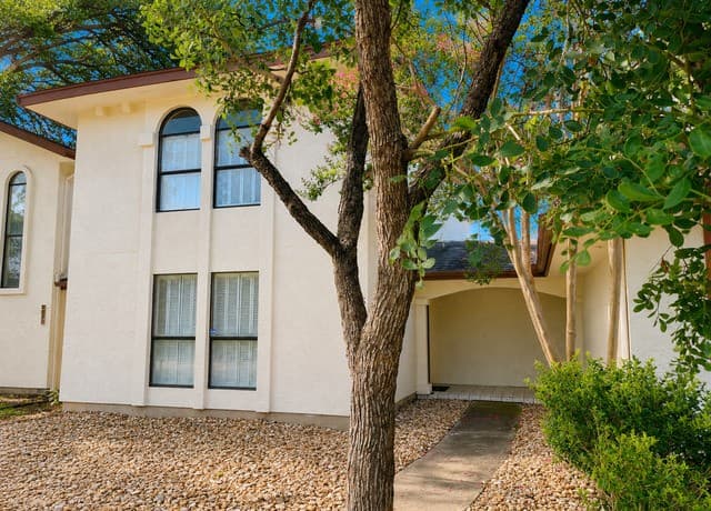 rental at 5868  Royal Ridge Dr in San Antonio, TX — photo 3