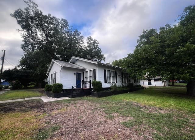 rental at 420  Willow Ave A Unit A in New Braunfels, TX — photo 2