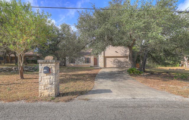 rental at 1060  Somerset in Canyon Lake, TX — photo 2