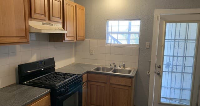 rental at 1524 W Woodlawn Ave Unit 1 in San Antonio, TX — photo 3