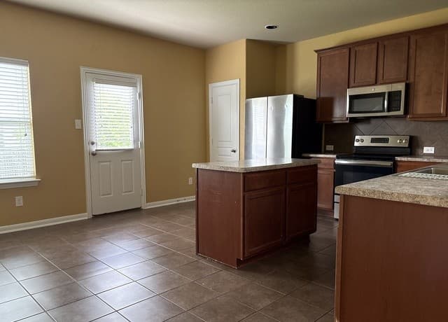 rental at 1810  Golden Maple in San Antonio, TX — photo 5