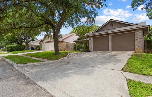 rental at 8007  Forest Crossing in Live Oak, TX — photo 2