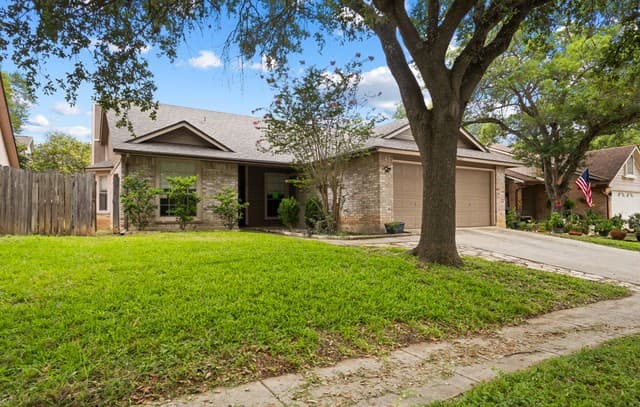 rental at 8007  Forest Crossing in Live Oak, TX — photo 3