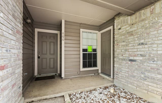 rental at 8007  Forest Crossing in Live Oak, TX — photo 4