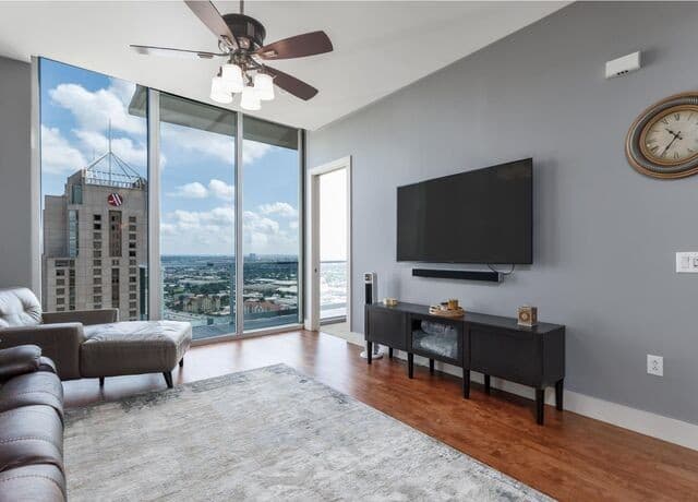 rental at 610 E Market St Unit 2904 in San Antonio, TX — photo 5