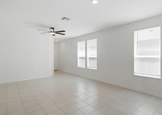 rental at 4731  Plaza Ctr in San Antonio, TX — photo 4