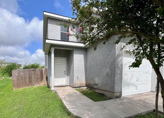 3-bedroom rental at 5807 Golf Bend Unit 1 in San Antonio, TX — photo 2