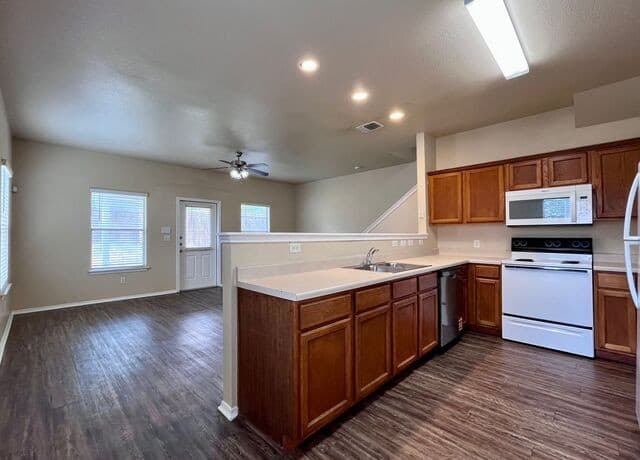 3-bedroom rental at 5807 Golf Bend Unit 1 in San Antonio, TX — photo 5