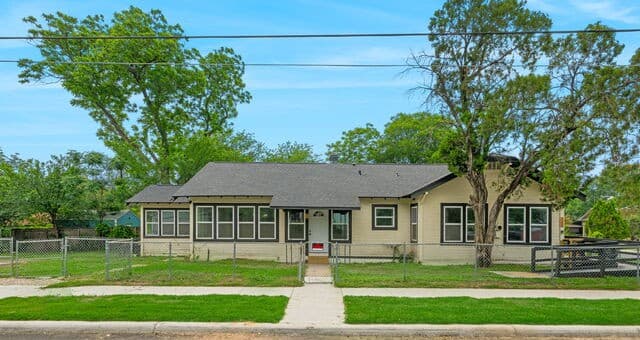 rental at 1200 W Magnolia Ave in San Antonio, TX — photo 1