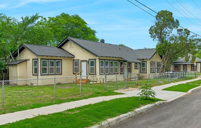 rental at 1200 W Magnolia Ave in San Antonio, TX — photo 2