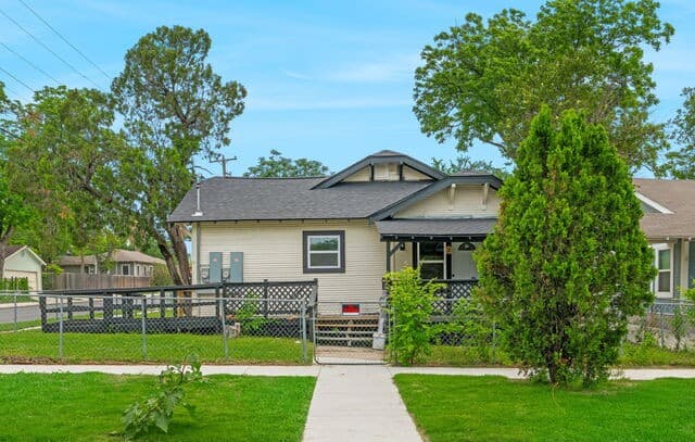 rental at 1200 W Magnolia Ave in San Antonio, TX — photo 3