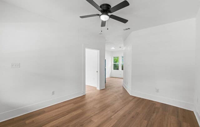 rental at 1200 W Magnolia Ave in San Antonio, TX — photo 4