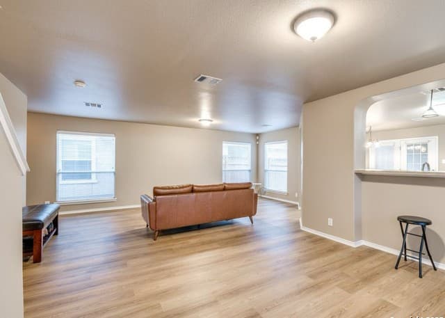 rental at 10915  Toscana Isle in San Antonio, TX — photo 5