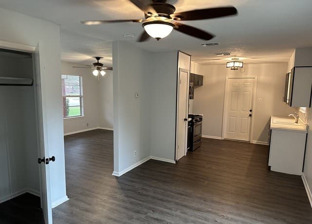 rental at 7211  Westglade Dr in San Antonio, TX — photo 3