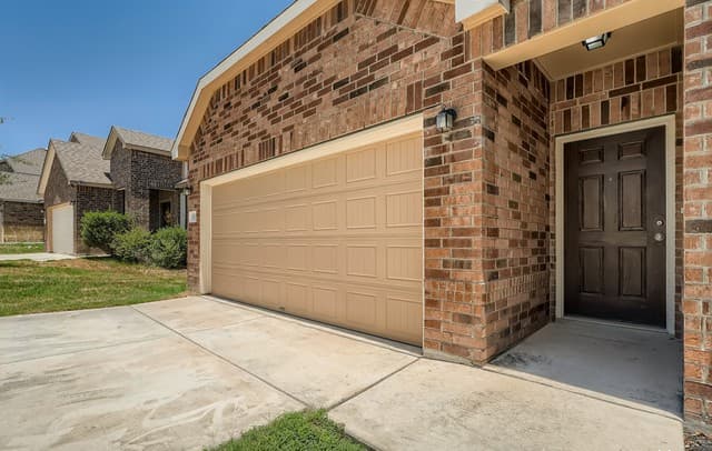rental at 13927  Laurel Branch in San Antonio, TX — photo 2
