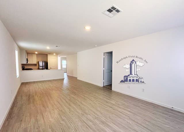 rental at 12931  Kathleen in St Hedwig, TX — photo 4