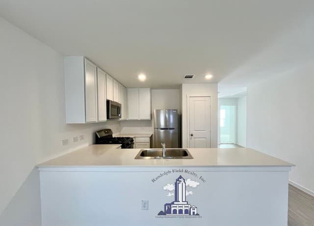 rental at 12931  Kathleen in St Hedwig, TX — photo 5