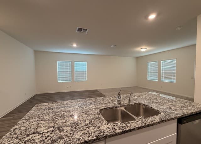 rental at 7423  Cheetah Pass in San Antonio, TX — photo 5