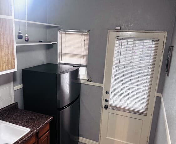 rental at 409 W Lynwood Ave Unit 1 in San Antonio, TX — photo 4