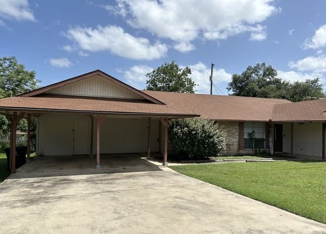 rental at 317 Briarwood Dr in New Braunfels TX