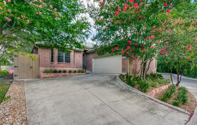 rental at 10  Oakwell Farms Pkwy in San Antonio, TX — photo 2