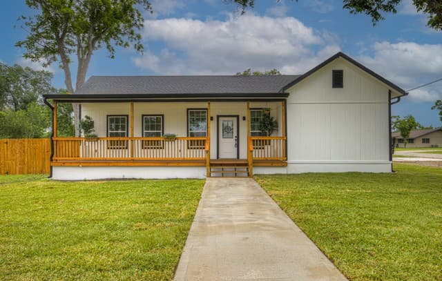rental at 312 N Lavernia in Marion, TX — photo 2