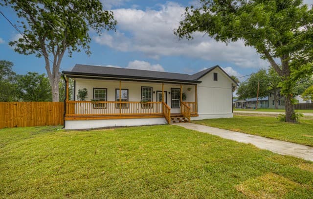 rental at 312 N Lavernia in Marion, TX — photo 3