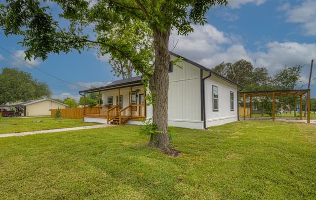 rental at 312 N Lavernia in Marion, TX — photo 4